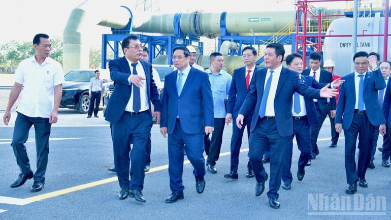 នាយករដ្ឋមន្ត្រី Pham Minh Chinh ចុះពិនិត្យការដ្ឋានសាងសង់រោងចក្រអគ្គិសនី Nhon Trach 3 និង Nhon Trach 4។ (រូបថត៖ Thanh Giang)