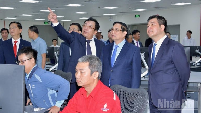 នាយករដ្ឋមន្ត្រី Pham Minh Chinh ទស្សនាបន្ទប់ត្រួតពិនិត្យកណ្តាលនៃរោងចក្រថាមពល LNG Nhon Trach 3 និង Nhon Trach 4។ (រូបថត៖ Thanh Giang)