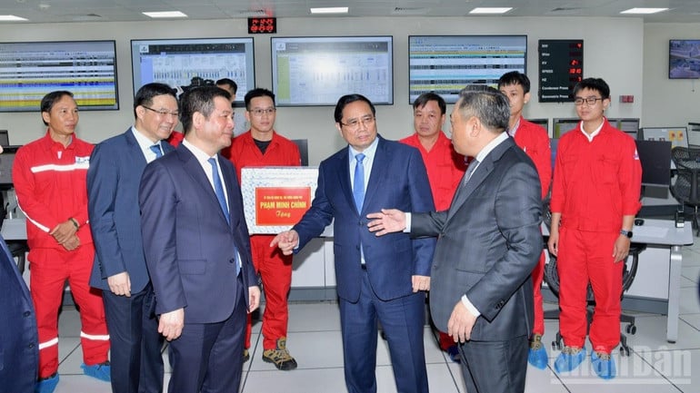 លោកនាយករដ្ឋមន្ត្រី ផាម មិញឈីញ ពិភាក្សាជាមួយថ្នាក់ដឹកនាំដទៃទៀតអំពីគម្រោងរោងចក្រថាមពលកំដៅឧស្ម័នធម្មជាតិ Nhon Trach។ (រូបថត៖ ថាញ់យ៉ាង)