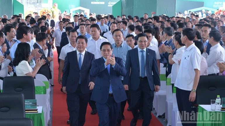 នាយករដ្ឋមន្ត្រី ផាម មិញឈីញ អញ្ជើញចូលរួមពិធីសម្ពោធគម្រោងរោងចក្រថាមពលឧស្ម័នធម្មជាតិរាវ (LNG) ញ៉ុងត្រាច ៣ និងញ៉ុងត្រាច ៤។ (រូបថត៖ ថាញ់យ៉ាង)