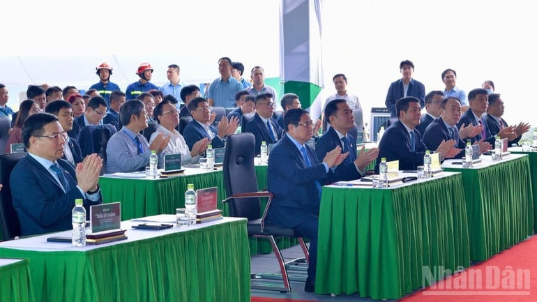 លោកនាយករដ្ឋមន្ត្រី ផាម មិញឈីញ និងថ្នាក់ដឹកនាំ និងគណៈប្រតិភូដទៃទៀត បានចូលរួមពិធីសម្ពោធគម្រោងថាមពលកំដៅឧស្ម័នធម្មជាតិរាវ (LNG) ញ៉ាន់ត្រាច ៣ និងញ៉ាន់ត្រាច ៤។ (រូបថត៖ ថាញ់យ៉ាង)