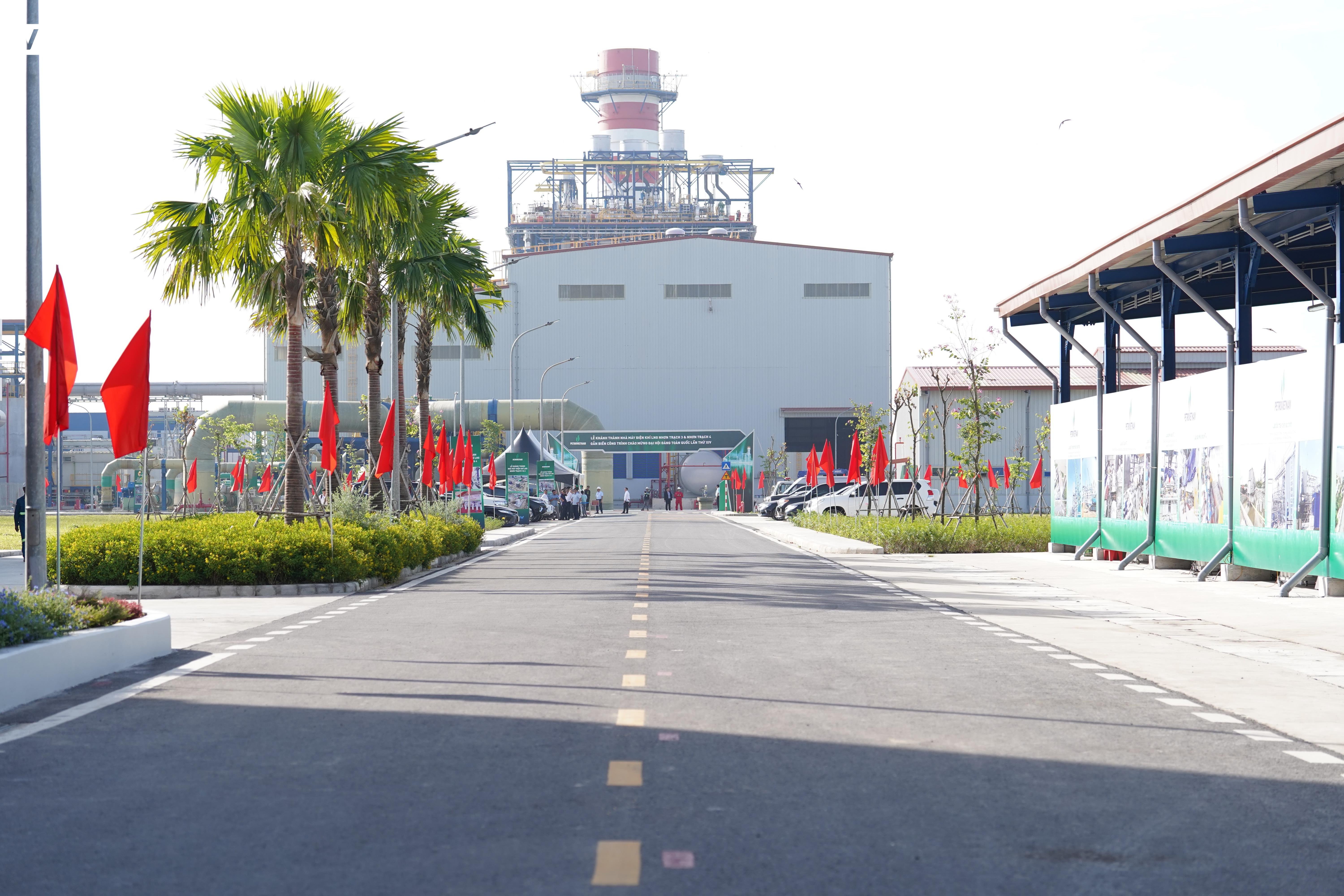 प्रधानमंत्री: न्होन ट्राच विद्युत संयंत्र वियतनामी बुद्धिमत्ता और लचीलेपन की पुष्टि करता है - 4