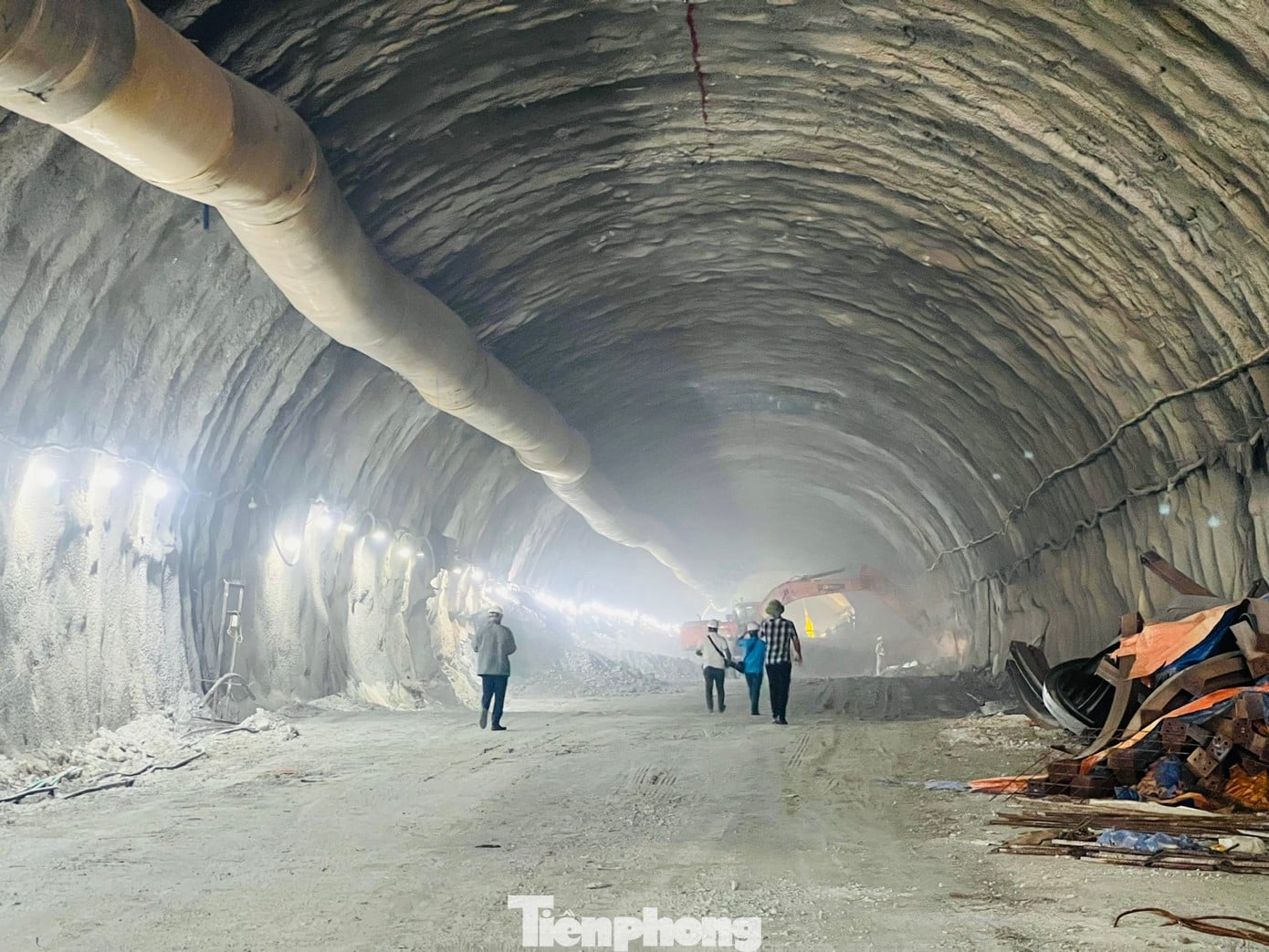 A close-up view inside the Binh De tunnel.