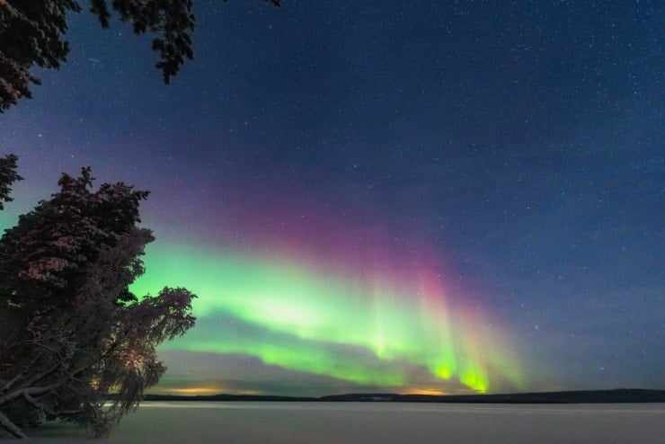 شفق قطبی در آسمان رووانیمی، فنلاند، میرقصد.
