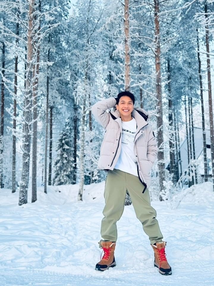 منظره روستای بابانوئل پوشیده از برف سفید است.