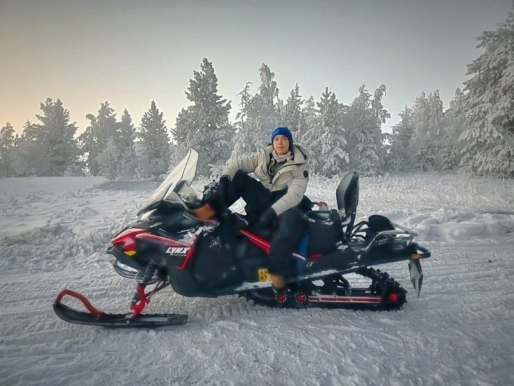 یک جکوزی در فضای باز که در پس زمینه ای از برف سفید قرار گرفته است.