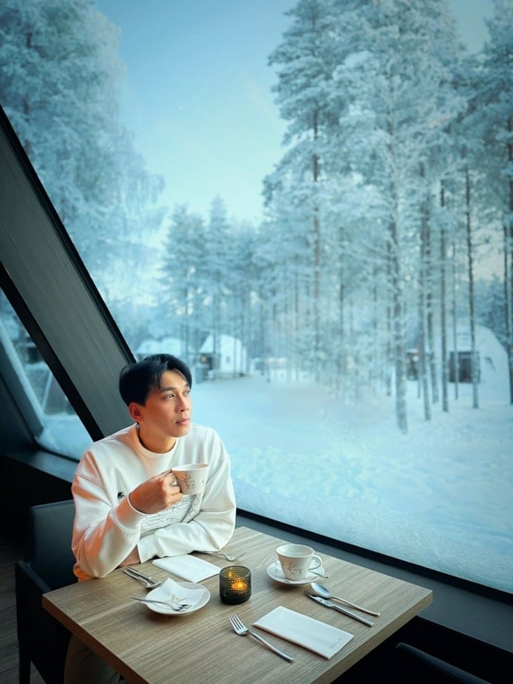 گردشگران برای گرم ماندن در هوای سرد، لباسهای مخصوص میپوشند.