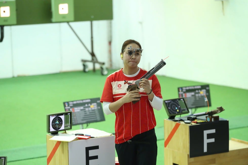 Trinh Thu Vinh strålar starkt, vann två guldmedaljer och slog rekord i SEA Games i rad: Trịnh Thu Vinh rực sáng giành 2 HCV, liên tiếp phá kỷ lục SEA Games: 'Tôi thường nói với bạn súng rằng...'- Ảnh 1.