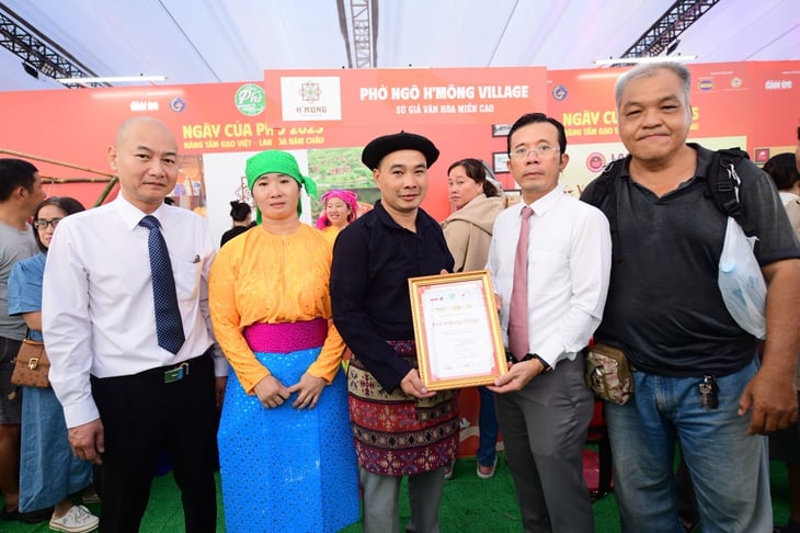 Trao thư cảm ơn, cùng trải nghiệm làm bánh phở với các chủ tiệm phở ở Ngày của Phở 2025 - Ảnh 3.