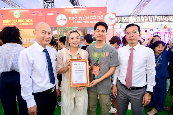 Trao thư cảm ơn, cùng trải nghiệm làm bánh phở với các chủ tiệm phở ở Ngày của Phở 2025 - Ảnh 4.