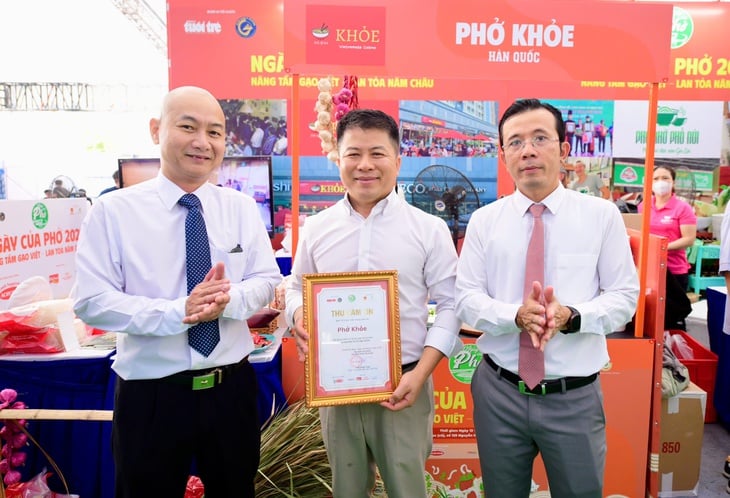 Trao thư cảm ơn, cùng trải nghiệm làm bánh phở với các chủ tiệm phở ở Ngày của Phở 2025 - Ảnh 13.