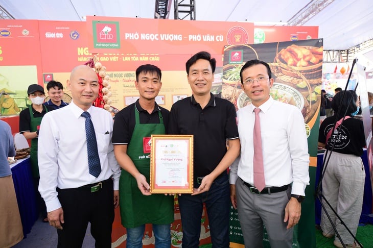 Trao thư cảm ơn, cùng trải nghiệm làm bánh phở với các chủ tiệm phở ở Ngày của Phở 2025 - Ảnh 14.