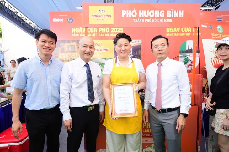 Trao thư cảm ơn, cùng trải nghiệm làm bánh phở với các chủ tiệm phở ở Ngày của Phở 2025 - Ảnh 15.