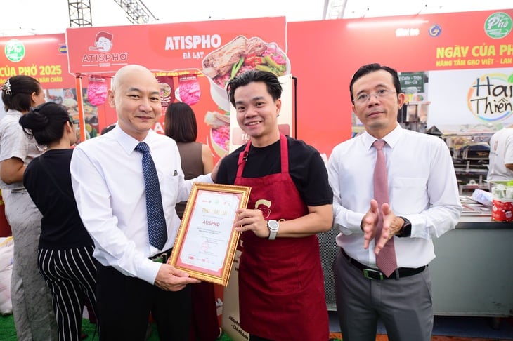 Trao thư cảm ơn, cùng trải nghiệm làm bánh phở với các chủ tiệm phở ở Ngày của Phở 2025 - Ảnh 21.