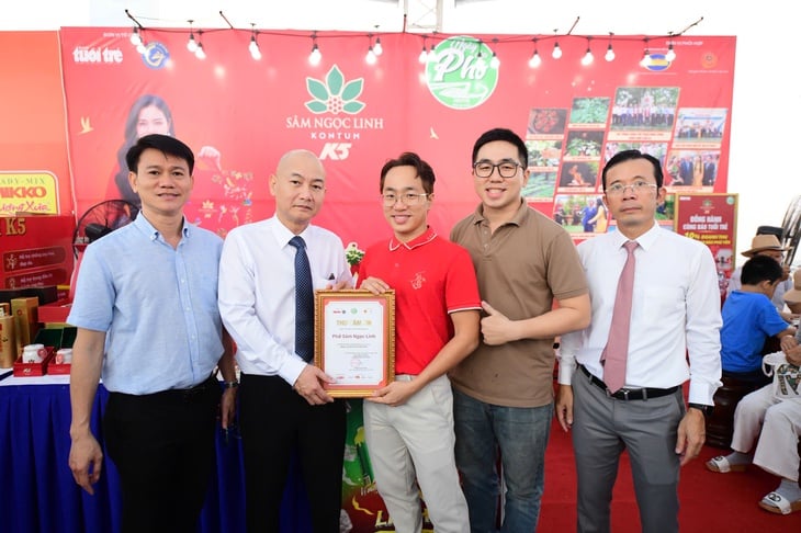 Trao thư cảm ơn, cùng trải nghiệm làm bánh phở với các chủ tiệm phở ở Ngày của Phở 2025 - Ảnh 22.