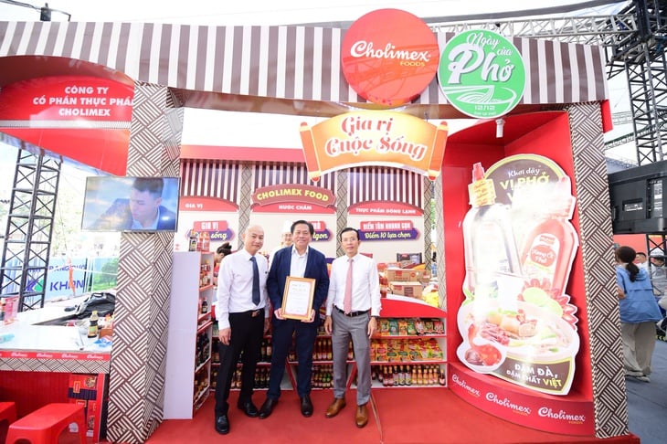 Trao thư cảm ơn, cùng trải nghiệm làm bánh phở với các chủ tiệm phở ở Ngày của Phở 2025 - Ảnh 23.