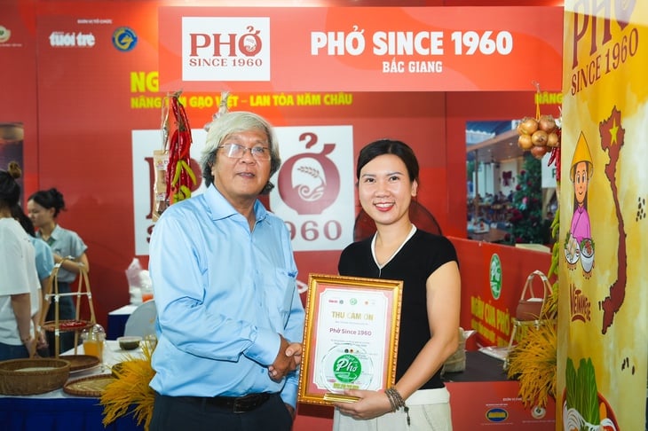 Köszönőlevelek átadása és pho tészta készítésének kipróbálása pho étterem tulajdonosokkal a 2025-ös Pho Napon - 24. kép. Trao thư cảm ơn, cùng trải nghiệm làm bánh phở với các chủ tiệm phở ở Ngày của Phở 2025 - Ảnh 24.