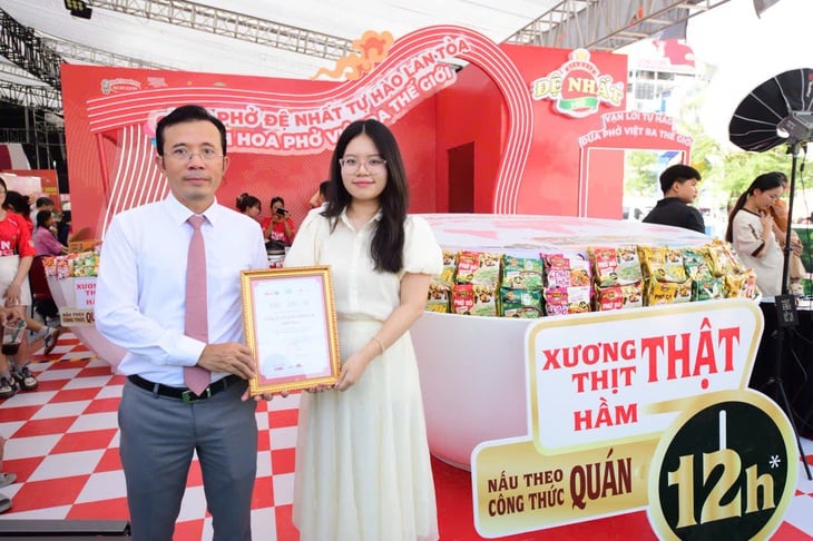 Köszönőlevelek átadása és pho tészta készítésének kipróbálása pho étterem tulajdonosokkal a 2025-ös Pho Napon - 25. kép. phở - Ảnh 25.