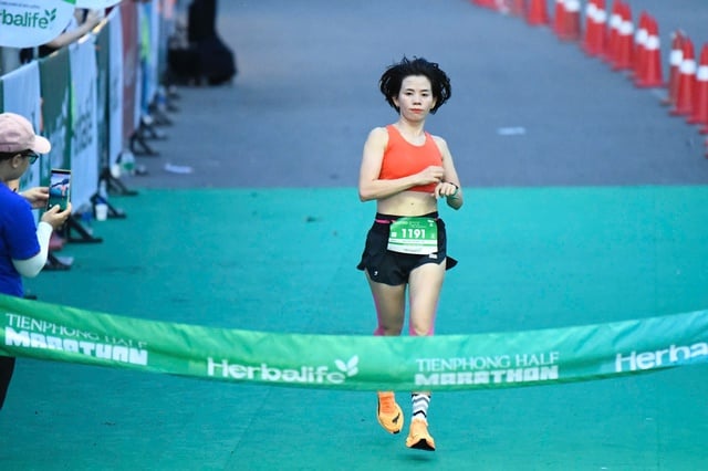Atletka na půlmaratonu Tien Phong zanechala dojem ze zvláštního důvodu - Foto 1. Nữ VĐV tạo ấn tượng ở giải Tiền Phong Half Marathon vì lý do đặc biệt- Ảnh 1.