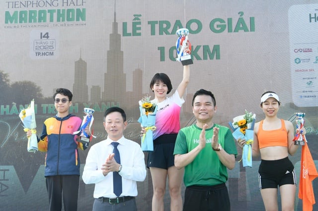 Atletka na půlmaratonu Tien Phong zanechala dojem ze zvláštního důvodu - Foto 2. Nữ VĐV tạo ấn tượng ở giải Tiền Phong Half Marathon vì lý do đặc biệt- Ảnh 2.