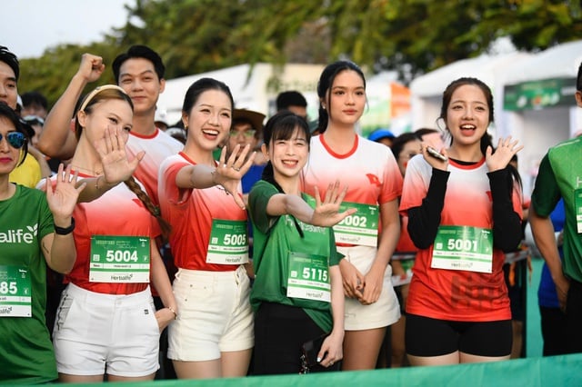 Atletka na půlmaratonu Tien Phong zanechala dojem ze zvláštního důvodu - Foto 3. Nữ VĐV tạo ấn tượng ở giải Tiền Phong Half Marathon vì lý do đặc biệt- Ảnh 3.