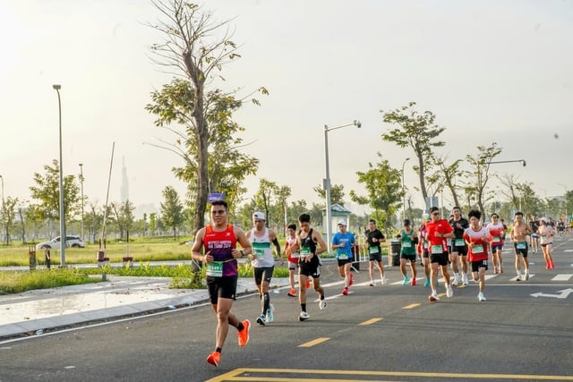 Atletka na půlmaratonu Tien Phong zanechala dojem ze zvláštního důvodu - Foto 4. Nữ VĐV tạo ấn tượng ở giải Tiền Phong Half Marathon vì lý do đặc biệt- Ảnh 4.