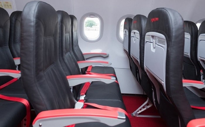 Passasjerer sjekker inn på flyplassen.