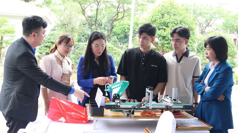 คณะผู้แทนได้เยี่ยมชมและชมผลิตภัณฑ์สตาร์ทอัพของนักเรียน