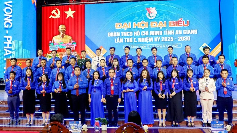 הוועד הפועל של איגוד הנוער הקומוניסטי של הו צ'י מין במחוז אן ג'יאנג, קדנציה א', 2025-2030, הוצג בקונגרס.