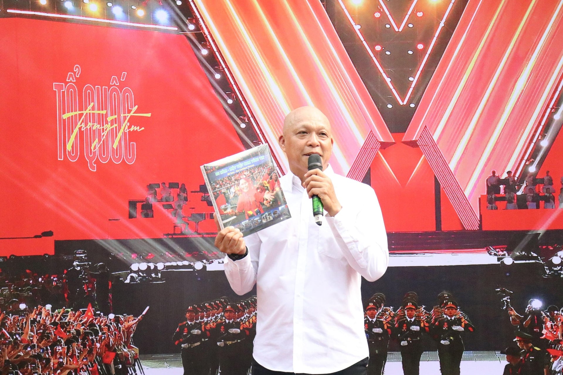 Nguyen A har en orubblig tro på landets 80-åriga historia - Foto 1. Nguyễn Á vững tin vào 80 năm lịch sử của đất nước - Ảnh 1.