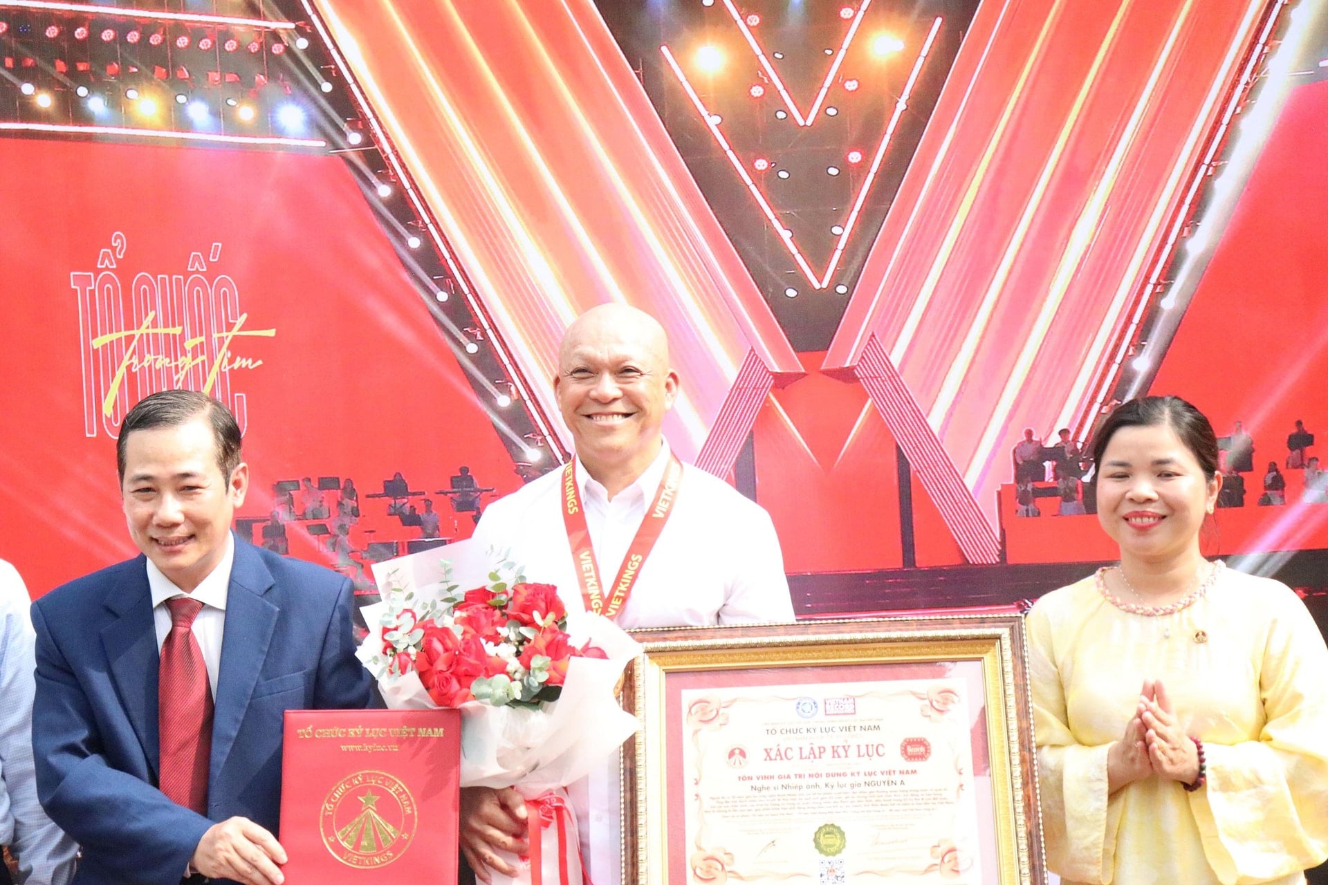 Nguyen A har en orubblig tro på landets 80-åriga historia - Foto 3. Nguyễn Á vững tin vào 80 năm lịch sử của đất nước - Ảnh 3.