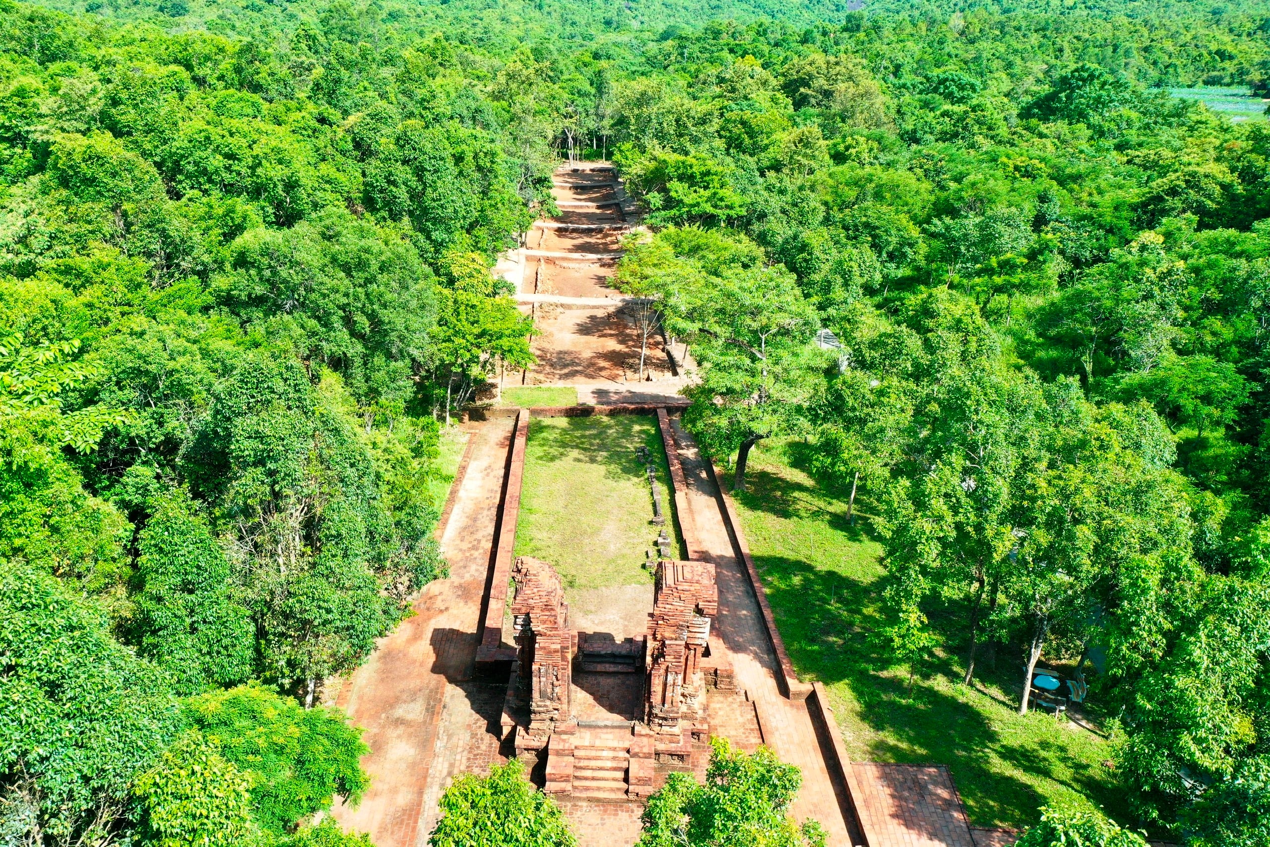 Een close-up van de 'heilige weg' bij My Son Sanctuary - Foto 1.