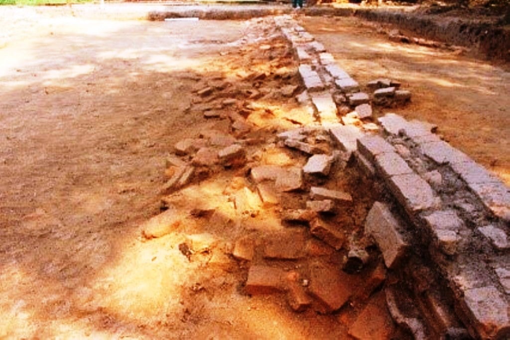 Een close-up van de 'heilige weg' bij My Son Sanctuary - Foto 2.