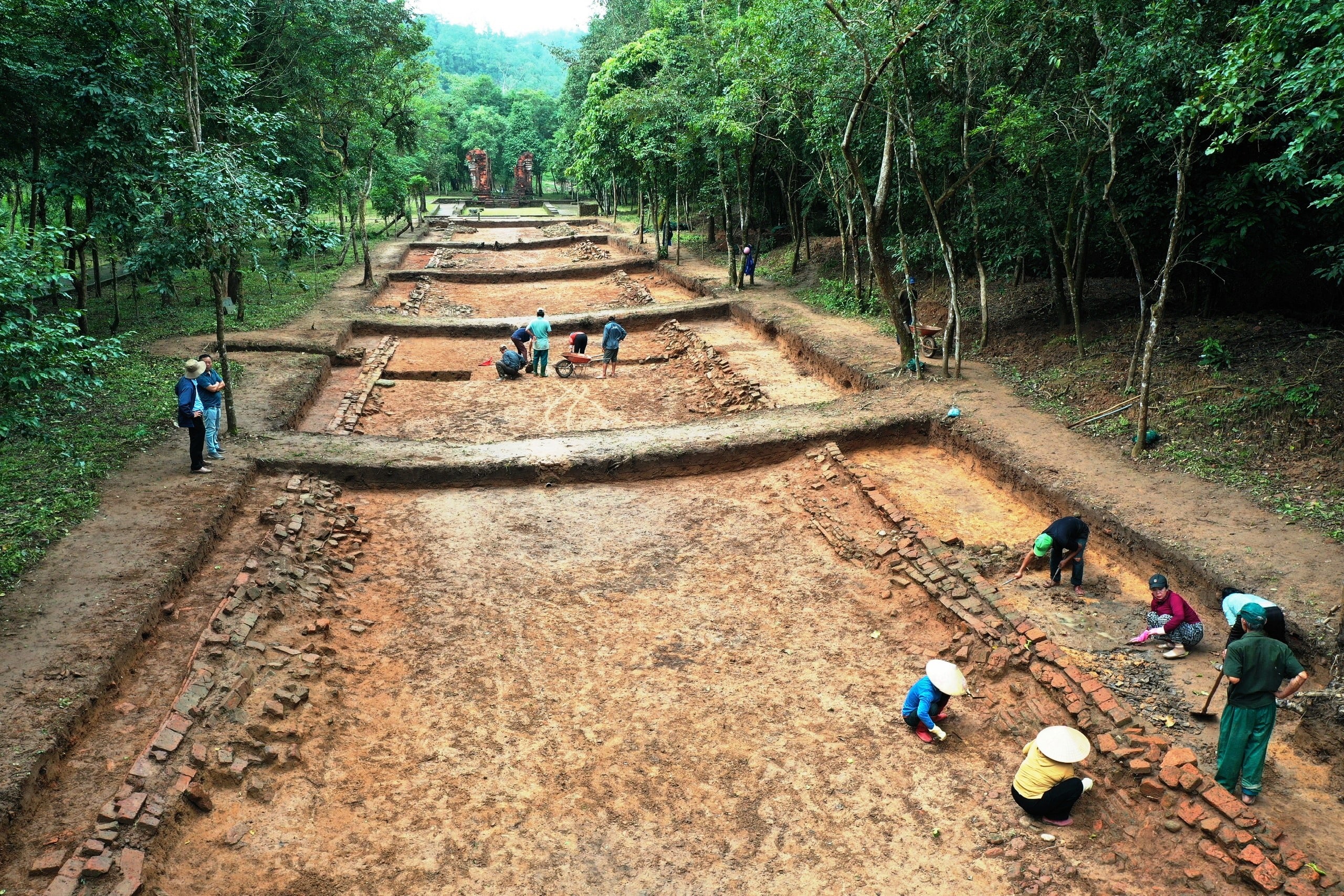 Een close-up van de 'heilige weg' bij My Son Sanctuary - Foto 3.
