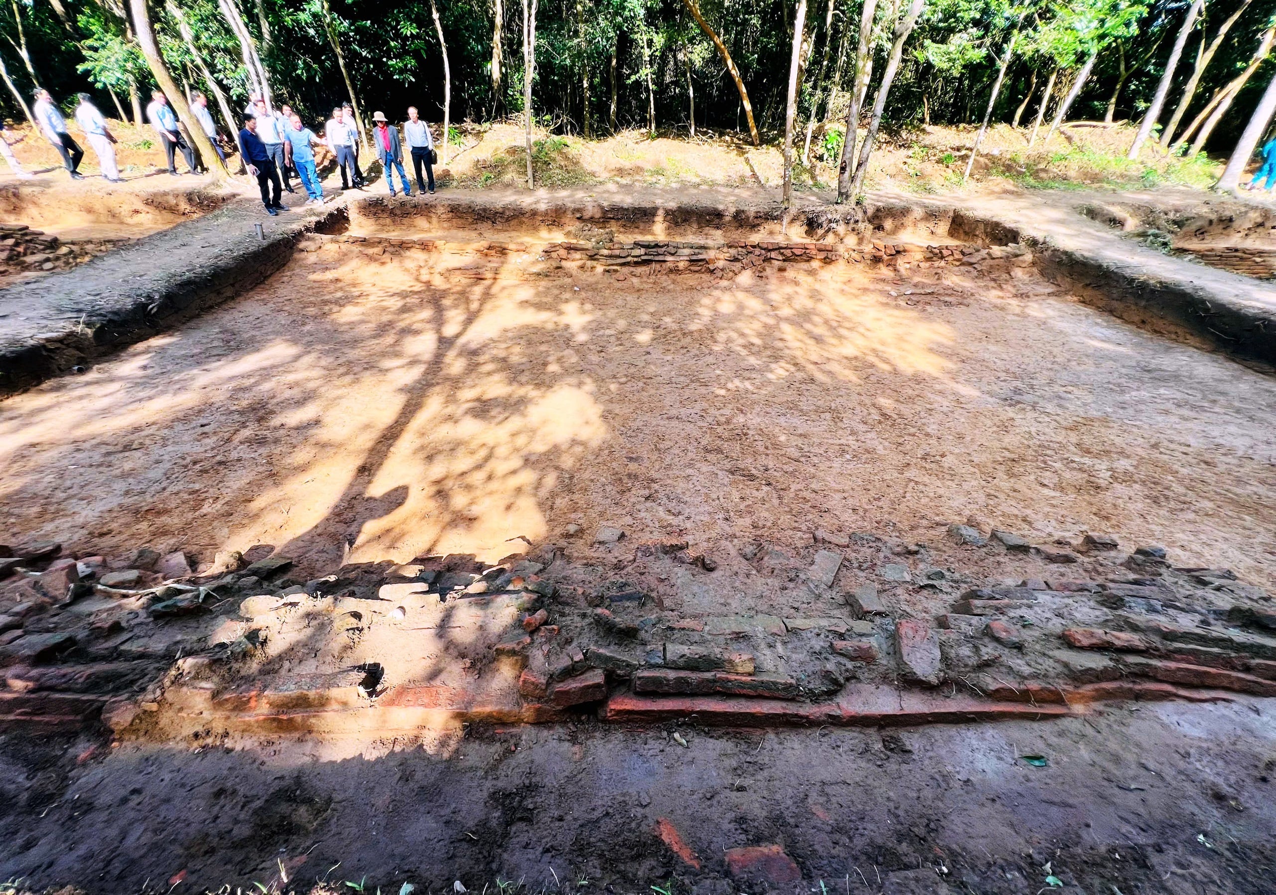 Een close-up van de 'heilige weg' bij My Son Sanctuary - Foto 4.