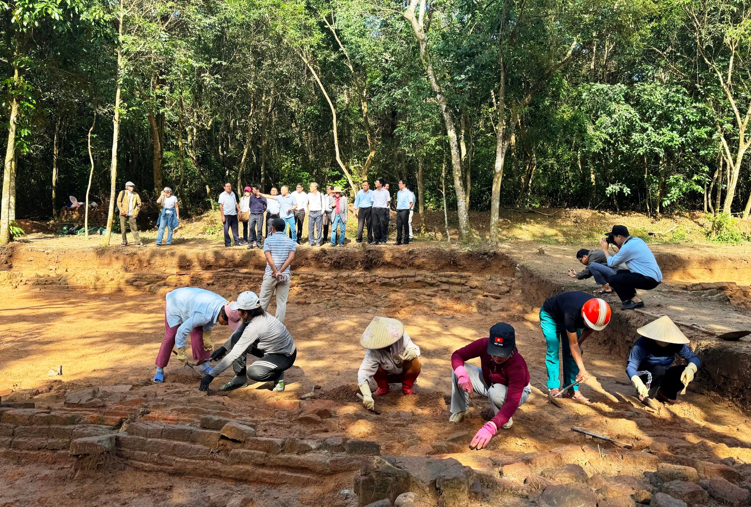 Een close-up van de 'heilige weg' bij My Son Sanctuary - Foto 6.