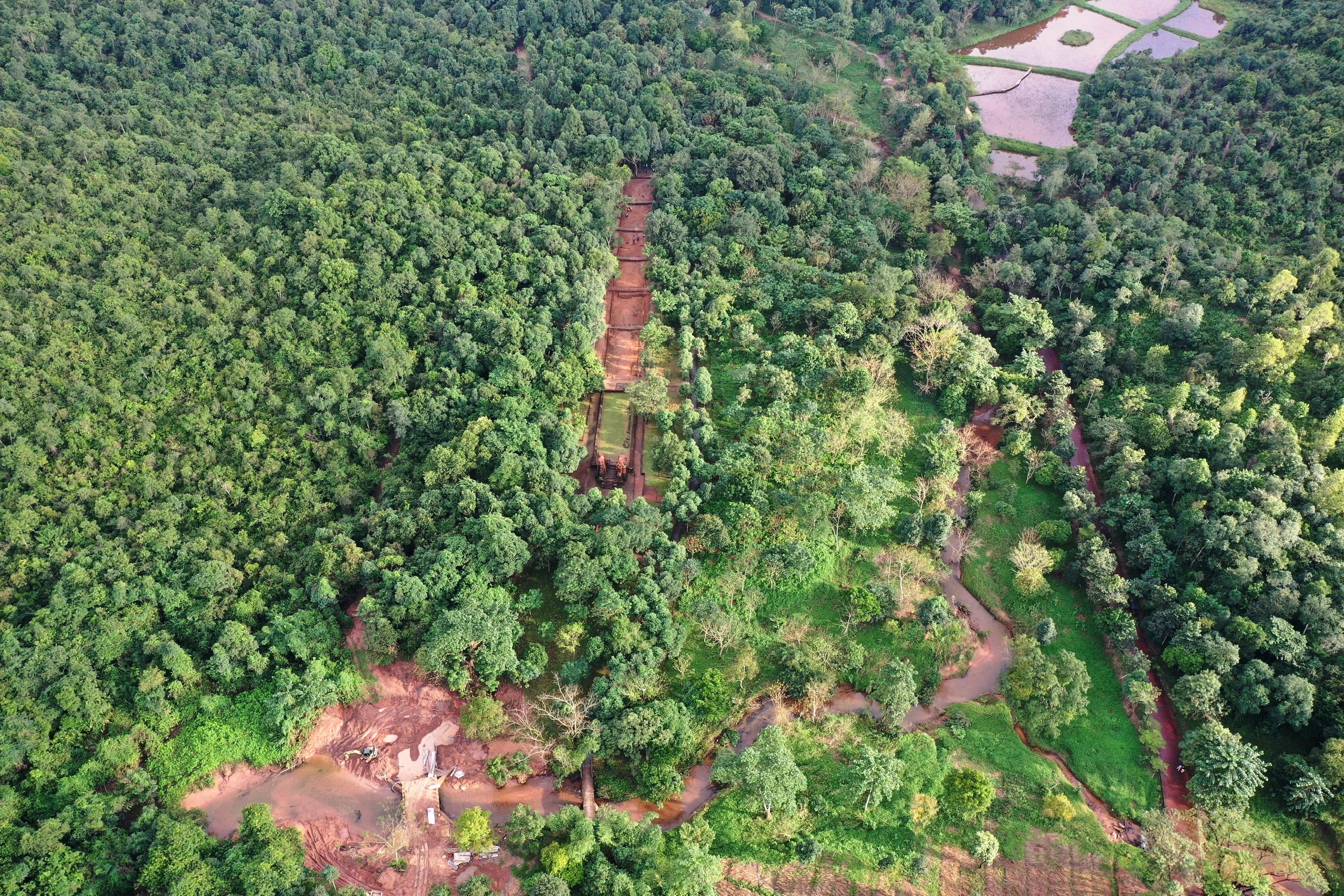 Een close-up van de 'heilige weg' bij My Son Sanctuary - Foto 7.