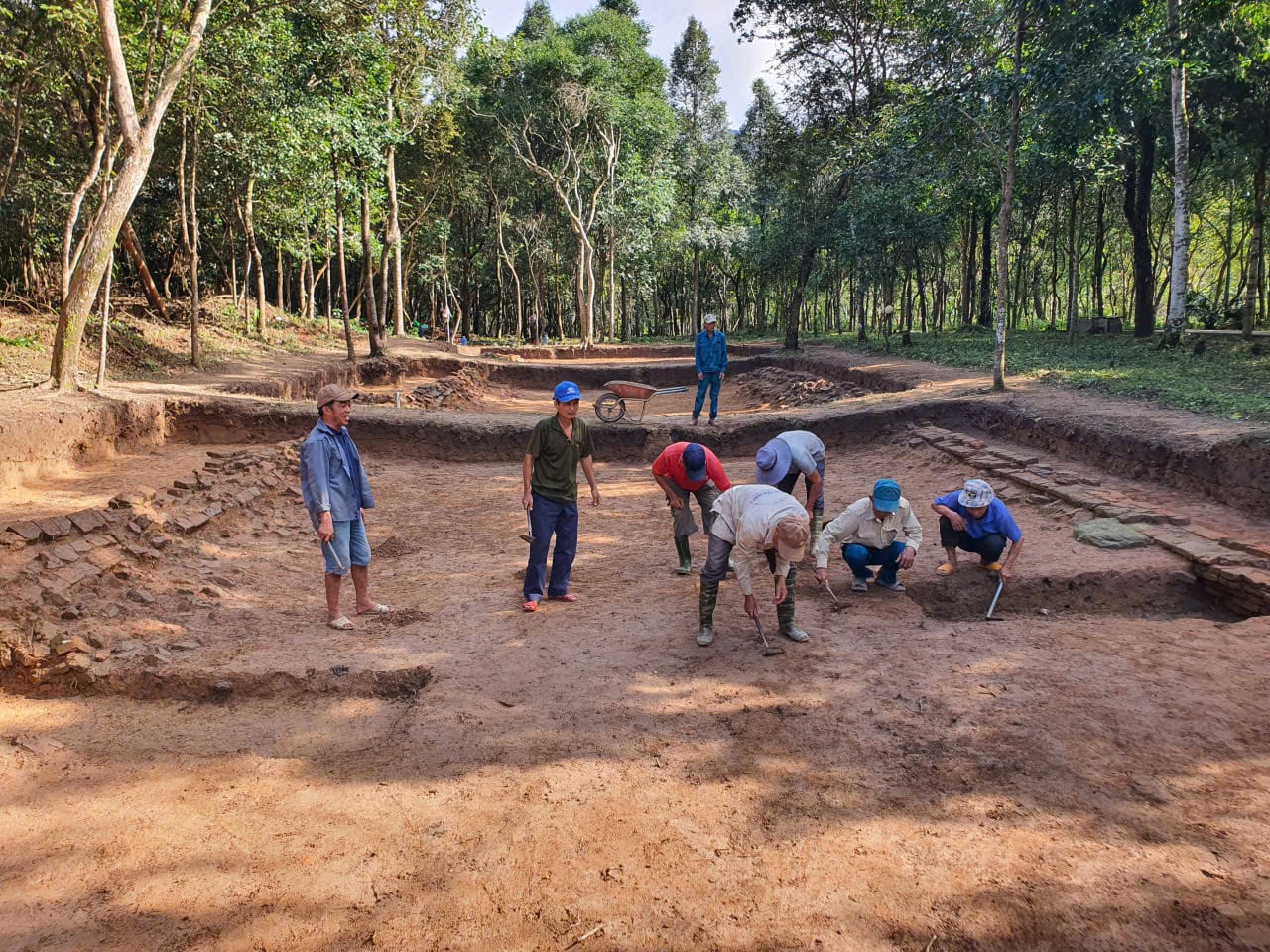 Een close-up van de 'heilige weg' bij My Son Sanctuary - Foto 10.
