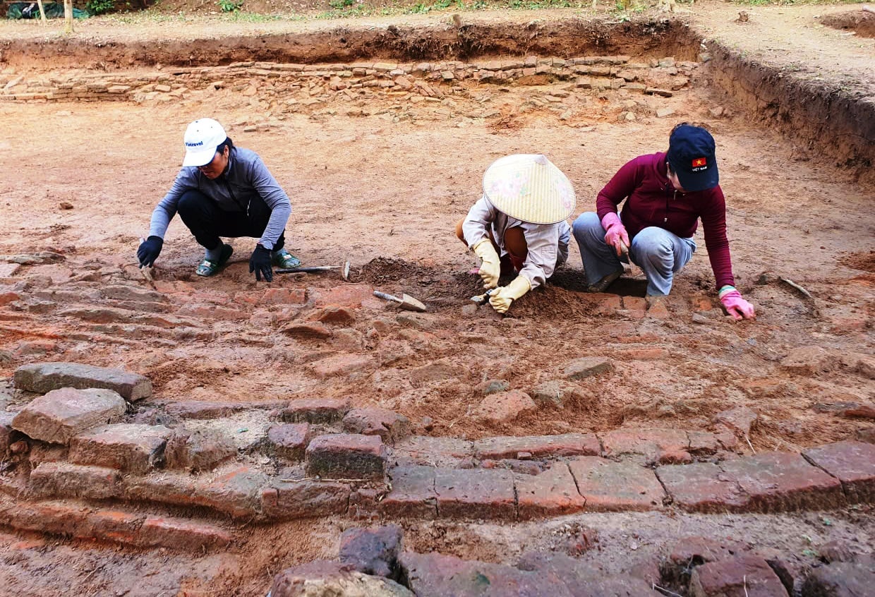 Een close-up van de 'heilige weg' bij My Son Sanctuary - Foto 13.
