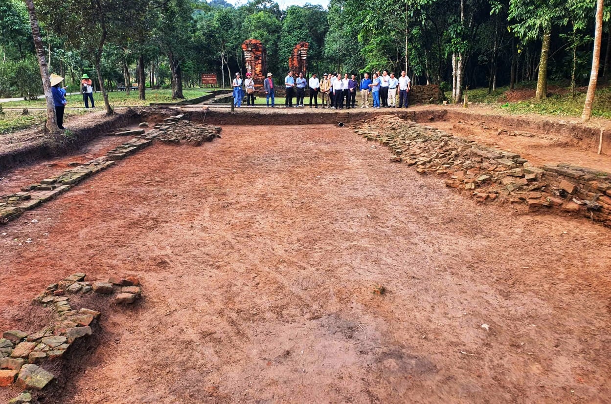 Een close-up van de 'heilige weg' bij My Son Sanctuary - Foto 14.