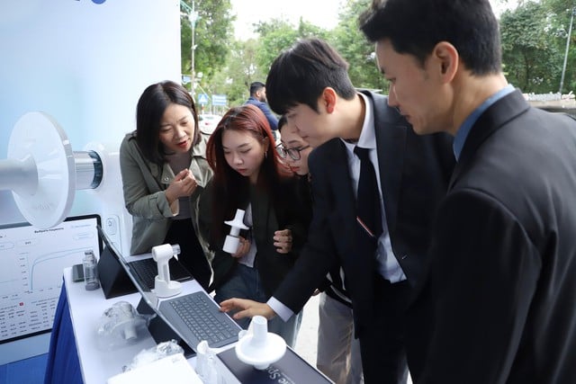 Smart hälsovård levererar högkvalitativa tjänster precis där människor bor - Foto 6. Y tế thông minh đưa dịch vụ chất lượng cao đến tận nơi người dân sinh sống- Ảnh 6.