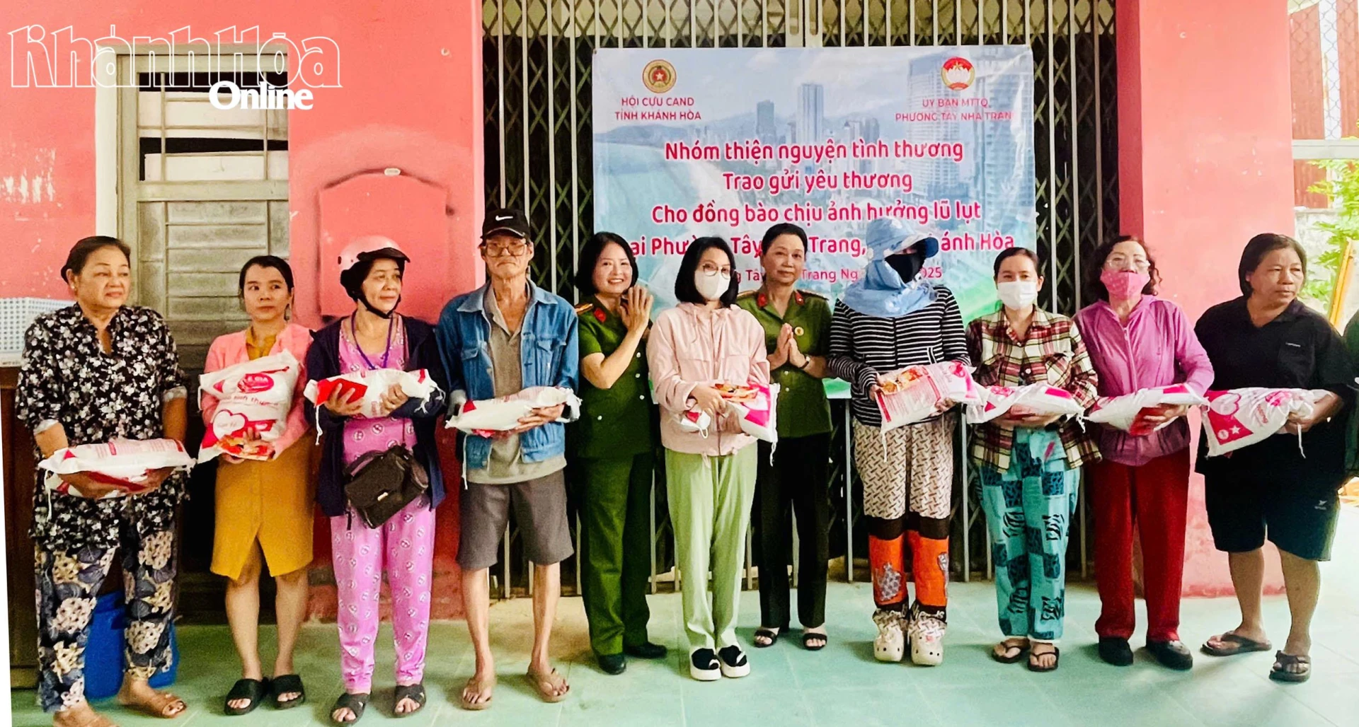 Representatives of former People's Police officers of Khanh Hoa province present gifts to flood victims.