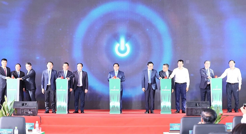 Foto 0001. Premiärminister Pham Minh Chinh och delegater trycker på knappen för att inviga projektet. Foto: Cong Nghia