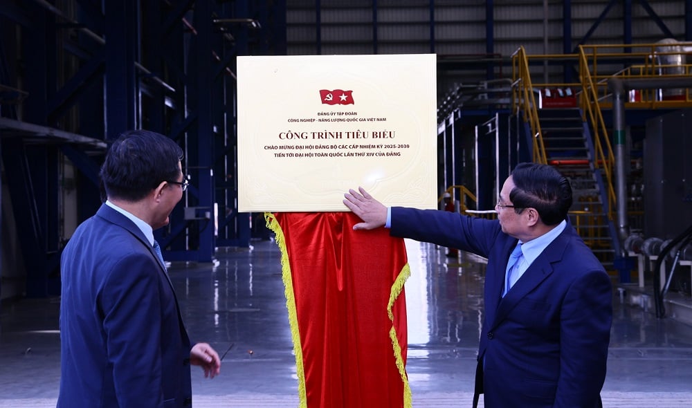 Premiärminister Pham Minh Chinh avtäcker en plakett till minne av ett modellprojekt som firar Vietnams kommunistiska partis 14:e nationella kongress. Foto: Cong Nghia.