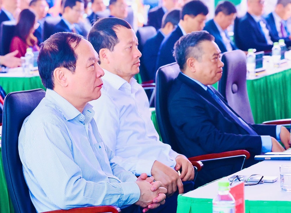 Vu Hong Van, sekreterare för den provinsiella partikommittén och chef för den provinsiella nationalförsamlingens delegation, deltog i projektets invigningsceremoni. Foto: Cong Nghia