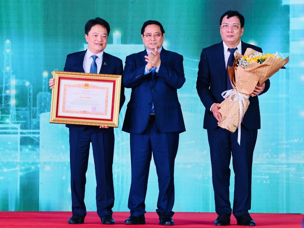 Premiärminister Pham Minh Chinh överlämnar ett utmärkelsecertifikat till Vietnam Oil and Gas Power Corporation. Foto: Cong Nghia