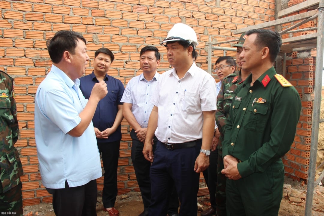 លោក លឿង ង្វៀន មិញ ទ្រៀត លេខាបក្សខេត្ត ចុះត្រួតពិនិត្យវឌ្ឍនភាពនៃការសាងសង់ផ្ទះសម្រាប់ជនរងគ្រោះដោយទឹកជំនន់នៅឃុំហ័រសួន។