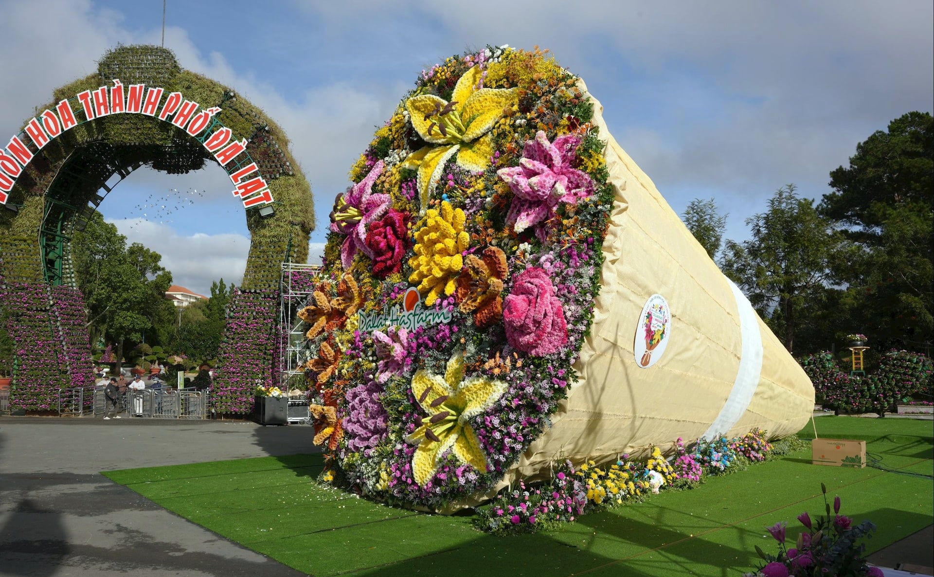 Da Lat'tan getirilen 108 çeşit taze çiçekten yapılan bir buket, Vietnam'ın en büyük buketi olma rekorunu kırdı.