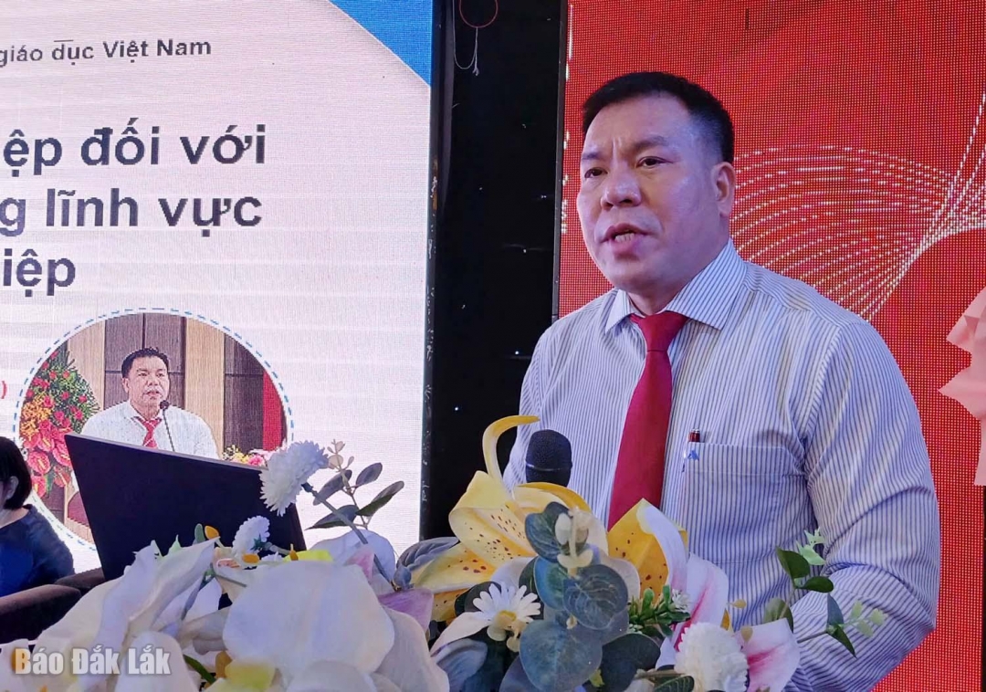 លោកបណ្ឌិត ង្វៀន ម៉ាញ គឿង អនុប្រធានក្រុមហ៊ុនភាគហ៊ុនទទួលស្គាល់ និងប្រឹក្សាយោបល់អប់រំវៀតណាម បានថ្លែងសុន្ទរកថានៅក្នុងពិធីប្រគល់វិញ្ញាបនបត្រ។