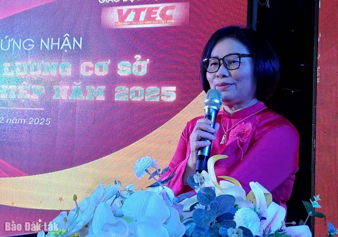 លោកស្រី ត្រឹន ធីធៀត ប្រធានក្រុមប្រឹក្សាភិបាល និងជានាយិកាសាលាវិជ្ជាជីវៈប៊ុយនម៉ាធឿត បានថ្លែងសុន្ទរកថានៅក្នុងសិក្ខាសាលា។